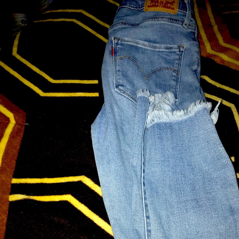 Blue Levi’s skinny jeans
